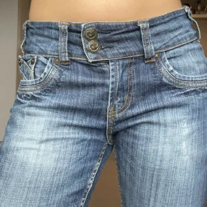 Lågmidjade jeans  - Supersnygga lågmidjade jeans! Säljer för att jag har ett par liknande.