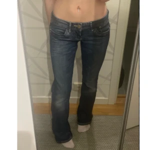 Lågmidjade Bootcut jeans  - Lågmidjade Bootcut jeans i nyskick. De är mer Bootcut än vad de ser ut att vara på mig då de är för långa. Innerbenslängd:85 midjemått:35. Vill du köpa trycker du på ”köp nu” jag postar inom 24h