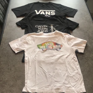 T-shirts - Tre T-shirts!  Fint skick💫 Vit vans, svart vans och svart Calvin Klein 150kr för alla tre eller75kr/st