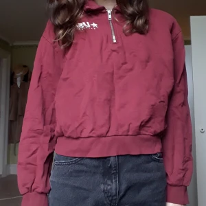 Vinröd jumper - Lite vintage jumper från hm. Mycket mer vinröd i verkligheten.