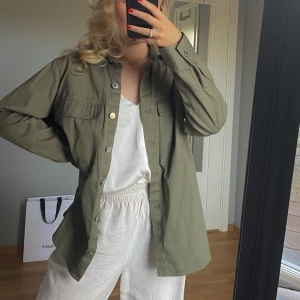 Skjortjacka - Supersöt skjorta som fungerar både som topp och tunnare jacka 🤩skjortan är knappt använd och är i mycket bra skick 💓