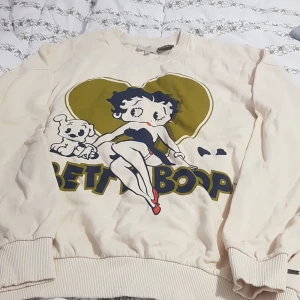 Tröja - Jag säljar min fin Betty Boop tröja som jag köpte från pull&bear i storlek S. Den är i väldigt bra skick. Köparen står för frakt. 