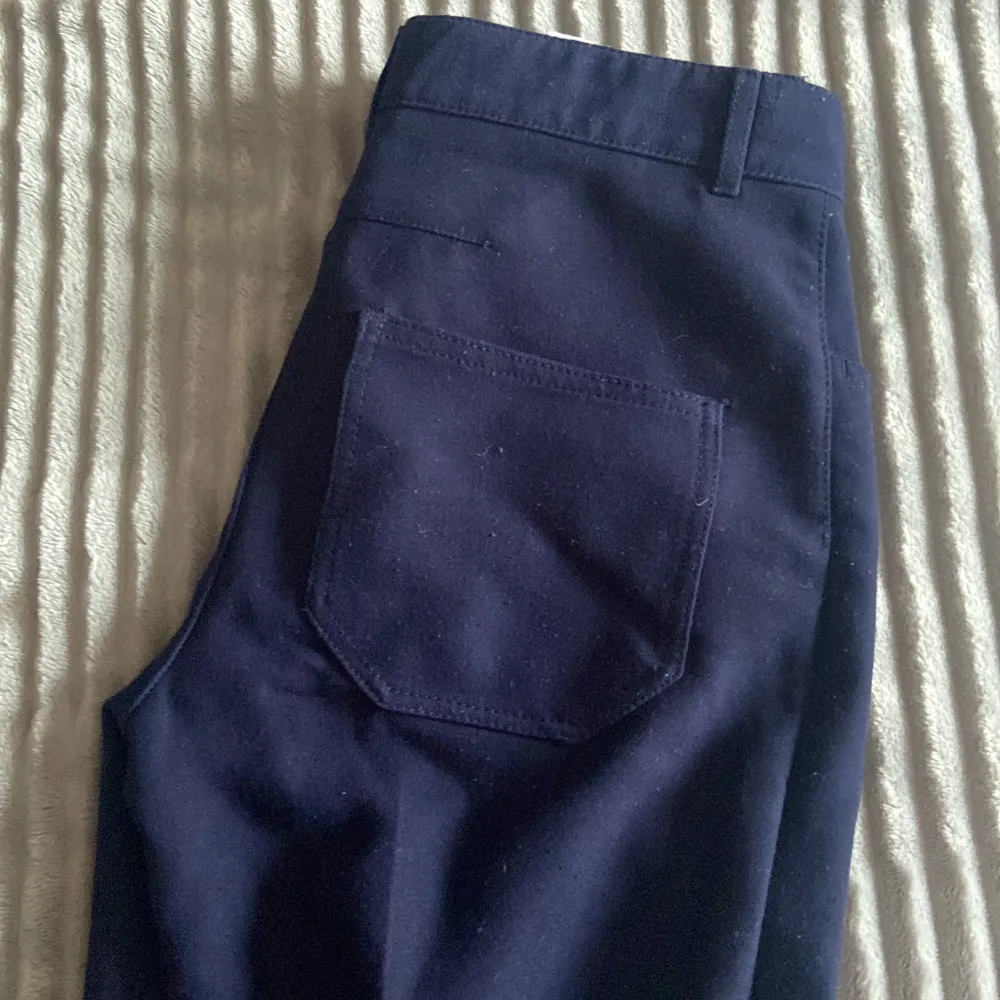 Säljer dessa marinblå kostymbyxor i ett ganska tjockt material från zara, med ”pressveck” i fram! Har stora fickor i bak som jeans typ. Supersnygga men tyvärr för små:/ i storlek XS liiite noppriga därav priset. Jeans & Byxor.