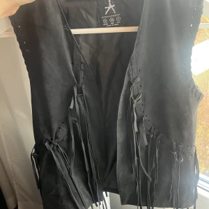 Cool väst - Cool väst strl xs/s, några trådar som ramlat av💕