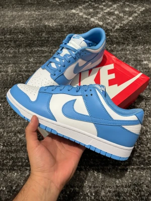 Nike Dunk Low University Blue - Hej vill sälja mina Dunks då de inte kom till användning. Köpte skorna drygt ett år sedan testade de men gick aldrig ut med de. 