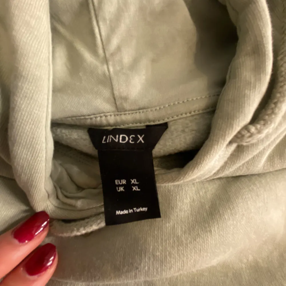 Grön hoodie från Lindex. Använt som oversized hoodie. Så skön. Mintgrön. . Hoodies.