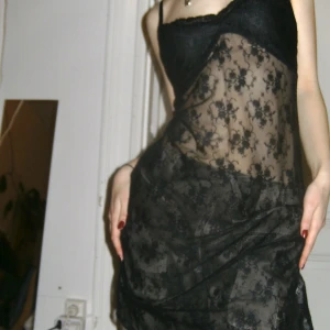 Svart spetsklänning  - Supercool svart spetsklänning från Lindex. Justerbara axelband. Köpt second hand men i bra skick. Stl M. Skriv för mått. Priset kan diskuteras. Köparen står för frakten men kan även mötas upp på Södermalm i Stockholm. 