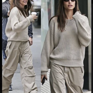 galet perfekta cargo byxor - de finaste oversized caegobyxorna nånsin men inte riktigt min stil längre så säljer de nu! bara skriv för fler bilder 🌟💕 första e en lånad bild det är superlik design och färg som den bilden!