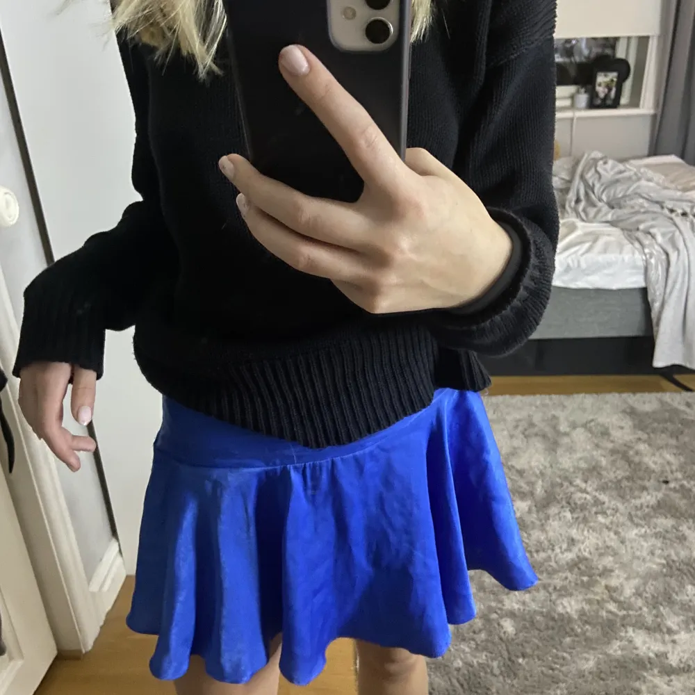 Fin blå kjol från zara. Säljer då den inte kommer till användning🤍 det är inbyggda små shorts i kjolen men som går att klippa bort om man ej vill ha dem🫶🏼 storlek XS men passar även mig som har S. Kjolar.