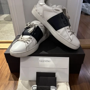 Valentino open sneaker - Säljer mina Valnetino open sneakers i marinblå färg. Väl omhändertagna. Säljer dem pga jag inte använt dem på senare tid. Skick 8/10 vill jag ändå påstå. Alla tillbehör är orörda och skokartong är hel och fin.
