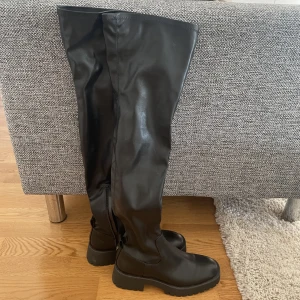 Svarta chunkystövlar  - Helt oanvända stövlar från Zara i str 37 Nypris 599kr