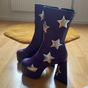 Lamoda plattform  - Nya skorna från Lamoda. Aldrig använda eftersom de är för liten för mig. Jätte kul skorna!!!! 