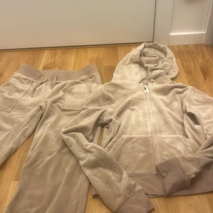 säljer beiga juicy  - säljer då de ej används. båda är i storlek s och är använda ett par fåtal gånger.