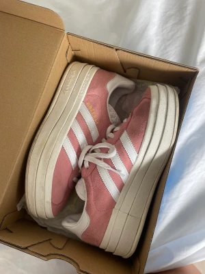 Gazelle skor  - Säljer jättefina rosa gazelle skor i bra skick. Knappt använda. Storlek 36💓 box medföljer! Pris går att diskutera 