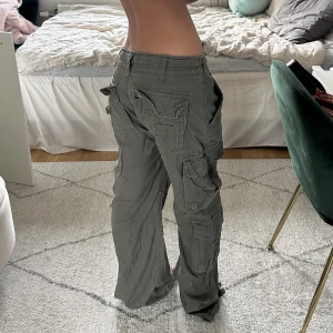 baggy cargo byxor - sååå snygga cargo byxor i en baggy look och grå/grön färg. Lite nedtrampade nedtill (se bild 3). Har snören nedtill och i midjan så man kan spänna. Stl S men passar både större och mindre beroende på hur man vill att de sitter. 