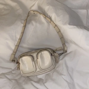 Väska  - Säljer denna jätte fina väska som passar till allt, säljer pågrund av att den inte kommer till andvändning, köpt på loppis 💕