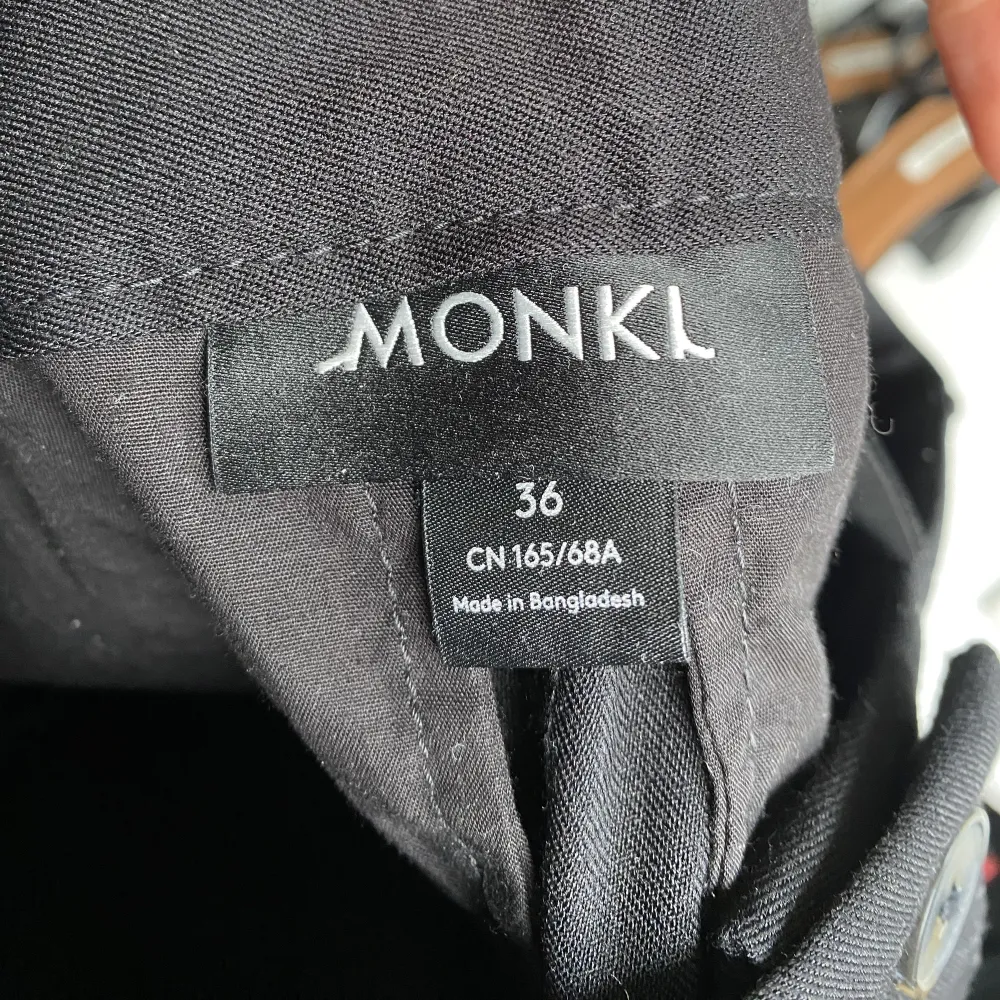 Svarta kostymshorts från monki. Sparsamt använda och i mycket bra skick!. Shorts.