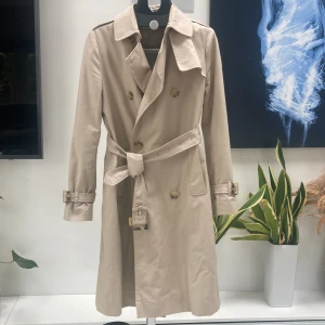 Trenchcoat  - Perfekt trenchcoat för sensommar/höst från Mango. Använd fåtal gånger, bra skick. 