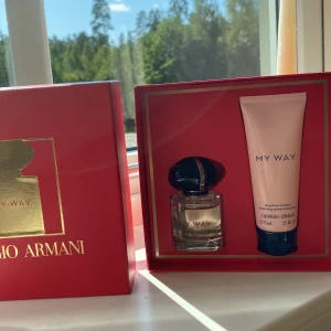 parfym my way - my way pafrymen som är använd 3 gånger+ body lotion i samma doft som jag aldrig använt då det är helt nytt, säljer pga att jag inte använder den doften, orginalpris på kitet är 1611 som billigast❤️ (pris kan diskuteras)