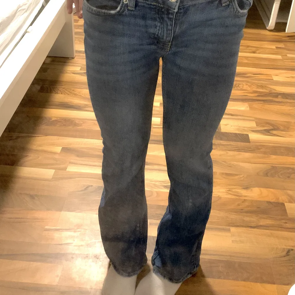 Super fina lågmidjade bootcut jeans från Gina då jag säljer eftersom det är väldigt små på mig nu (bilden är gammal) Nypris 300kr. Jeans & Byxor.