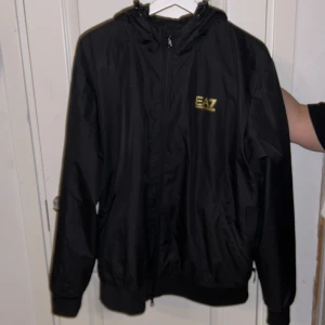 Emporio armani jacka - Säljer min brors emporio armani fodrade vindjacka, perfekt som höstjacka! Otroligt fint skick 