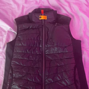 PJS väst - En parajumpers väst i mycket fint skick. Storleken är lite mindre än vanligt så passar både S-M