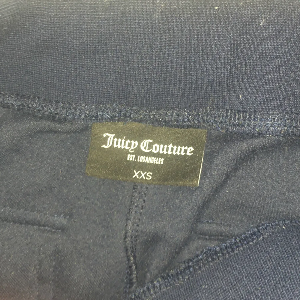 Marinblå juicy byxor i bra skick andvänd några gånger, storlek xxs men uppsydda til 146-152. Jeans & Byxor.