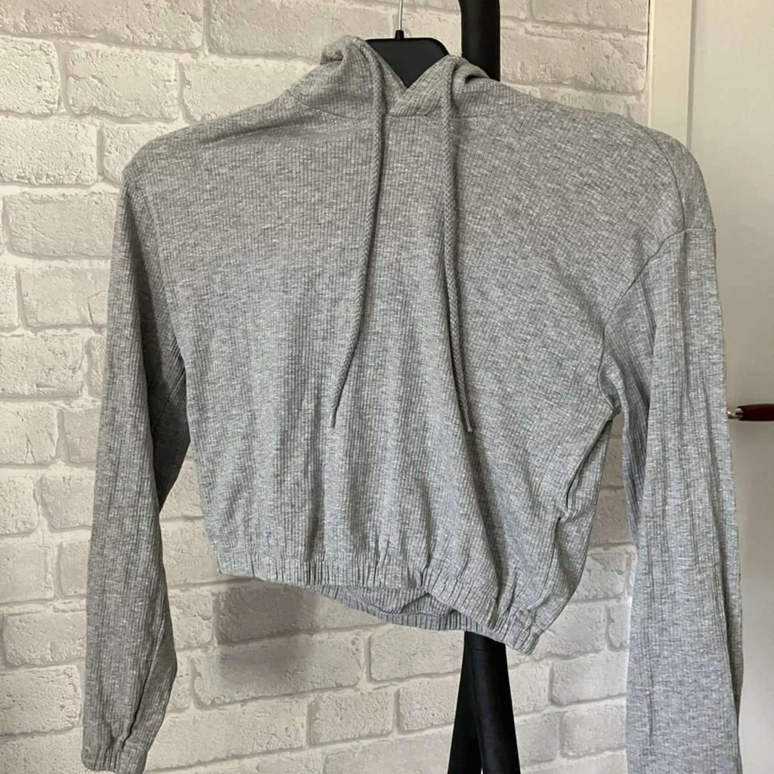 En enkel ribbad huvtröja