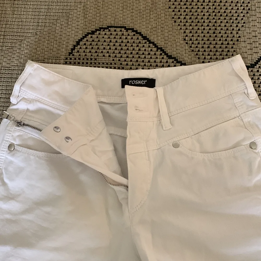 Superfina högmidjade vita byxor i nytt skick, knappt använda och super hög kvalite. . Jeans & Byxor.