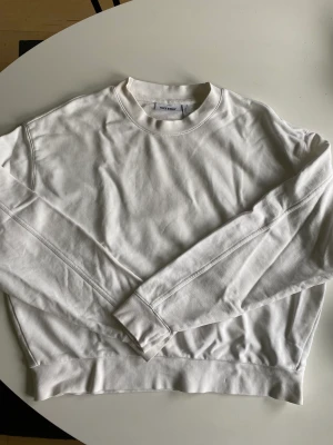Vit sweatshirt - Vit sweatshirt från weekday. Tröjan är använd men i bra skick!