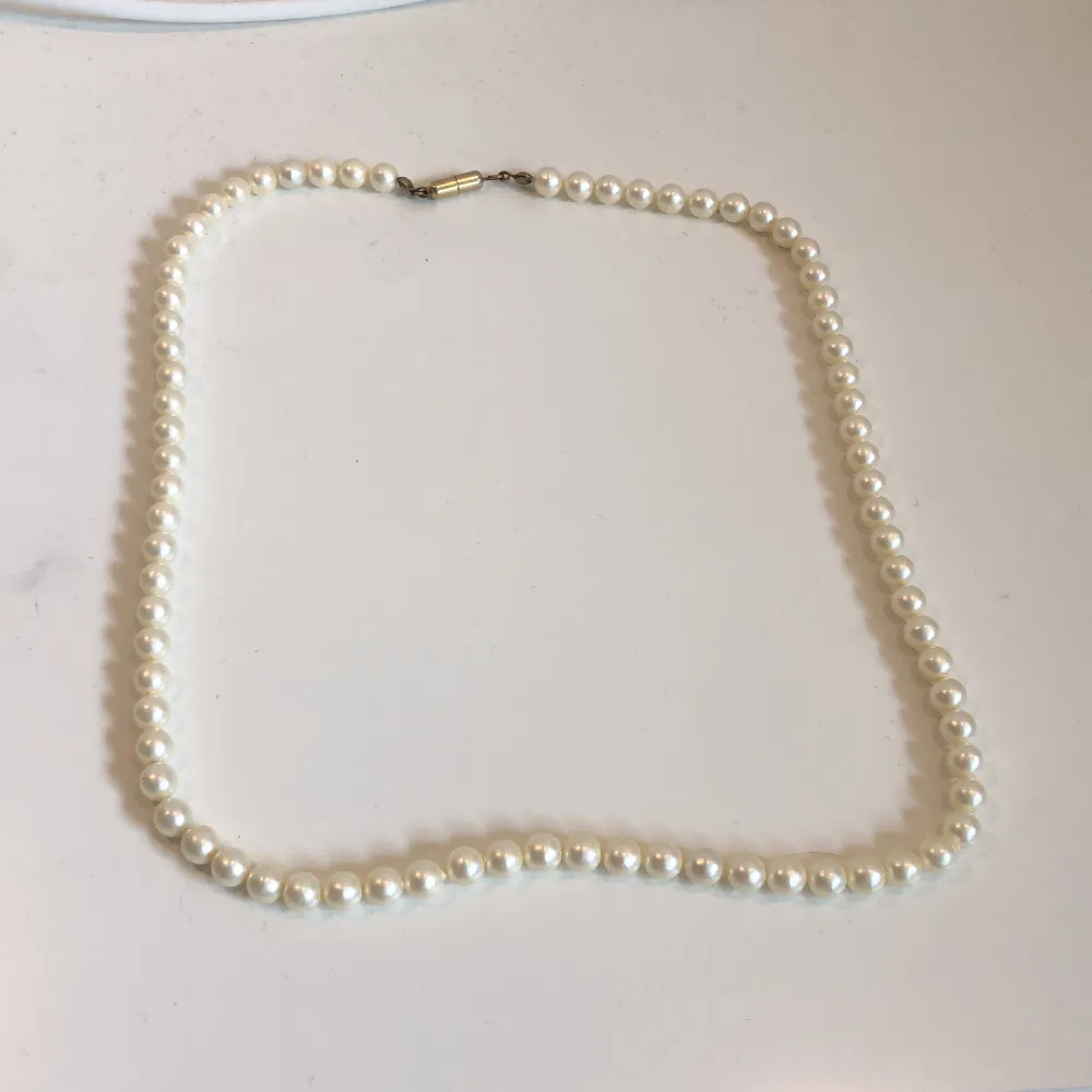 Pärlhalsband, helt oanvänd med guld spänne. Nypris 900kr. Mitt pris 300kr.. Asusteet.