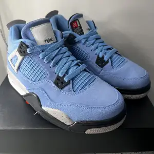 Färg: University Blue Storlek: 40  - Helt oanvända Jordans i totalt nyskick - Köpa på Pardon My Kicks i Göteborg - Svåra att få tag på samt går upp i pris - Säljes pga aldrig använda  - Passar 39-40