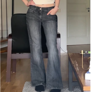 Lågmidjade Bootcut jeans - Så fina grå lågmidjade jeans, tyvärr för stora på mig som vanligtvis bär xs.  Midjemått: 38 innerbenslängd: 75. Vill du köpa är det bara att trycka på ”köp nu” 