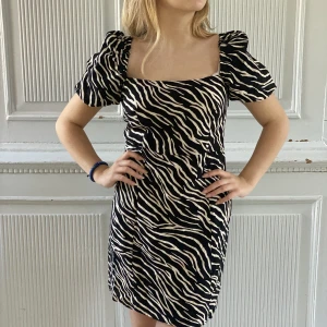 Cool klänning  - Snygg klänning i bomullslinné i svartvitt mönster. Storlek 36.