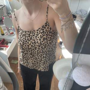 leopard topp från hm. sparsamt änvänt så väldigt fint skick💘