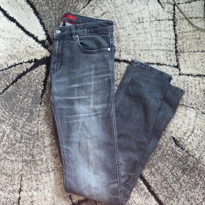 Hugo boss jeans - Säljer dessa fina Hugo boss jeans, cond 7/10, tveka inte om ni har några frågor!