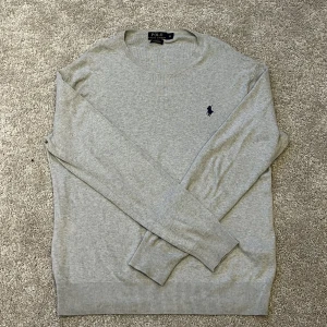 Polo Ralph lauren tröja - Jätte snygg grå polo Ralph lauren tröja i toppskick. Skriv vid minsta fundering 🙌🙌 Storlek: M Pris: 549kr Skick9/10