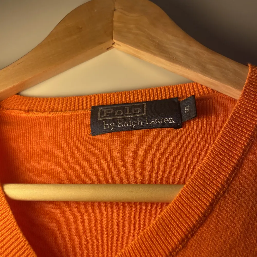 Säljer denna fräscha Ralph Lauren V-neck tröjan! Den är i väldigt fint skick! Postas bara Betalningar sker via Swish!. Stickat.