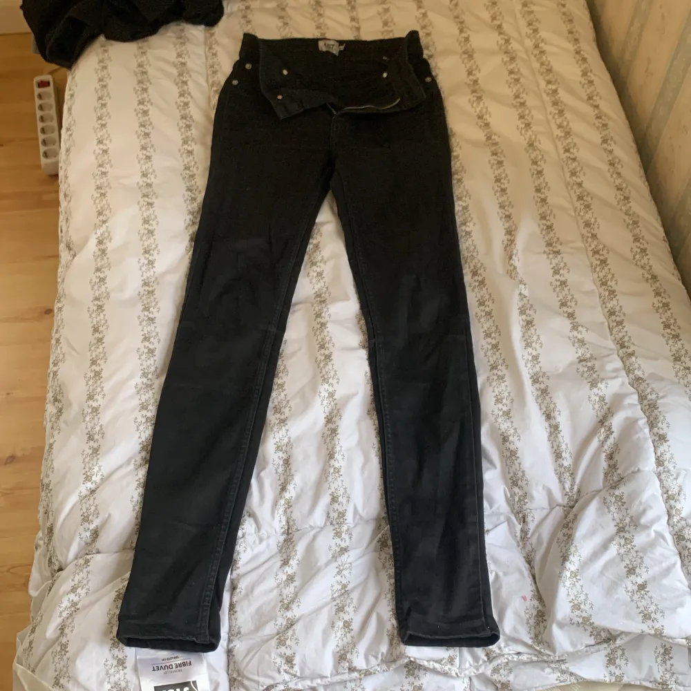 Ett par snygga högmidjade skinny jeans från lager 157🌸. Jeans & Byxor.
