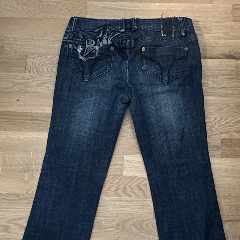 så coola jeans som passar mig perfekt i längd som är 154. Jeans & Byxor.