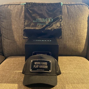 John hatten keps - Fet keps för billigare pris  Hör av dig vid frågor eller intresse  Självklart äkta✅