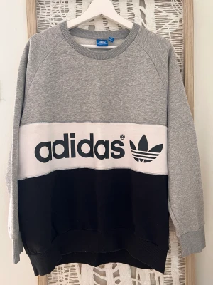 Adidas college retro tröja storlek L/XL  - Storlek 42  Rök och djurfritt hem Retro men väldigt bra nyskick. Liten fläck på baksidan ärm. 