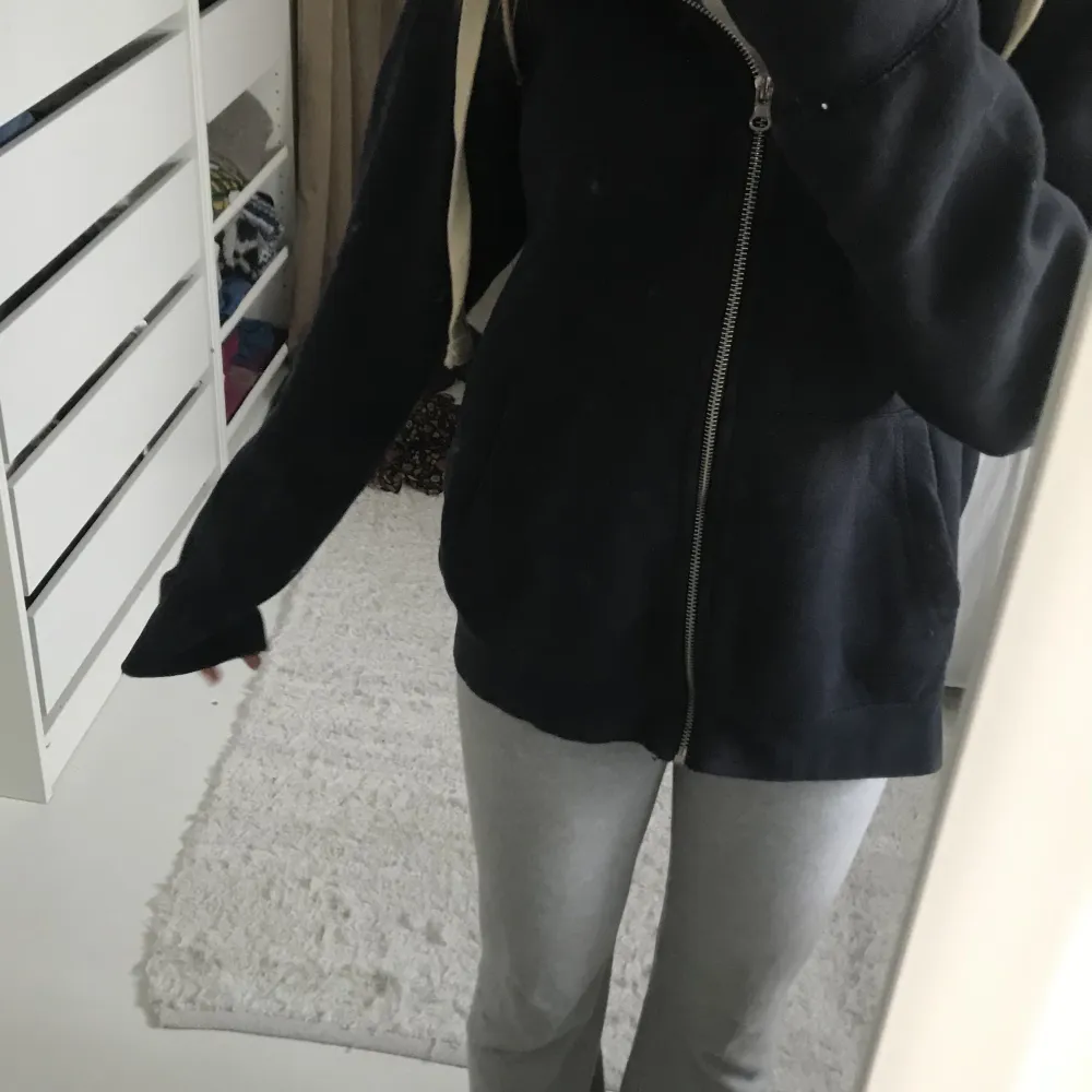 Zip hoodie från Zara, säljer pga att jag inte använder den så mycket :) Inga defekter eller hål 🥰 Kontakta för mer info . Hoodies.
