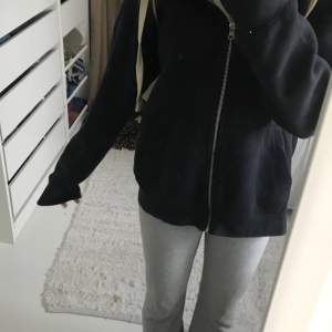 Zip hoodie från Zara, säljer pga att jag inte använder den så mycket :) Inga defekter eller hål 🥰 Kontakta för mer info 