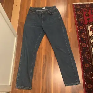 Blåa jeans för killar och tjejer, säljer för att byxorna är för små skick 9/10