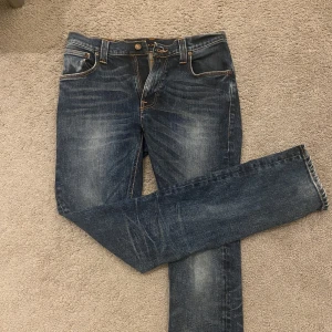 Snygga nudie jeans 👖  - Ett par mörkblå nudie jeans som jag inte använder längre 