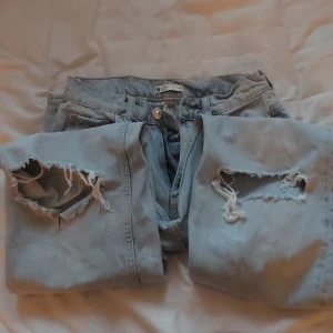Jeans - Jeans från Gina Tricot som inte kommer till användning för mig. Det är lite baggy och har hål som design på båda knäna. Köpare står för frakten🤍