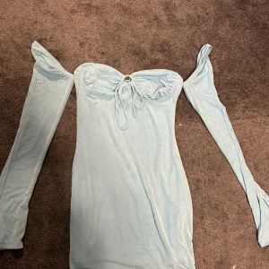 Ljusblå klänning  - Säljer min ljusblåa klänning i storlek 34/XS. Kommer aldrig till användning längre. 