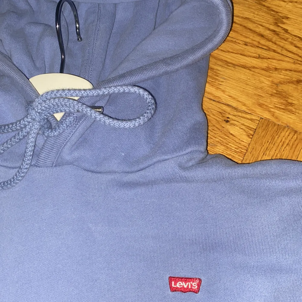 Levi’s hoodie i mörk blå/ konstigt lilla färg ish. Används inte längre . Hoodies.