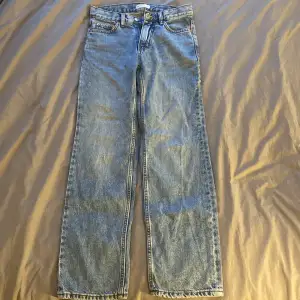 Jag säljer dessa jeans för att de inte passar, de har en liten fläck på höger ficka men den syns knappt. Har valt att inte ta bort den eftersom de ändå inte passar🩷ny pris 500kr